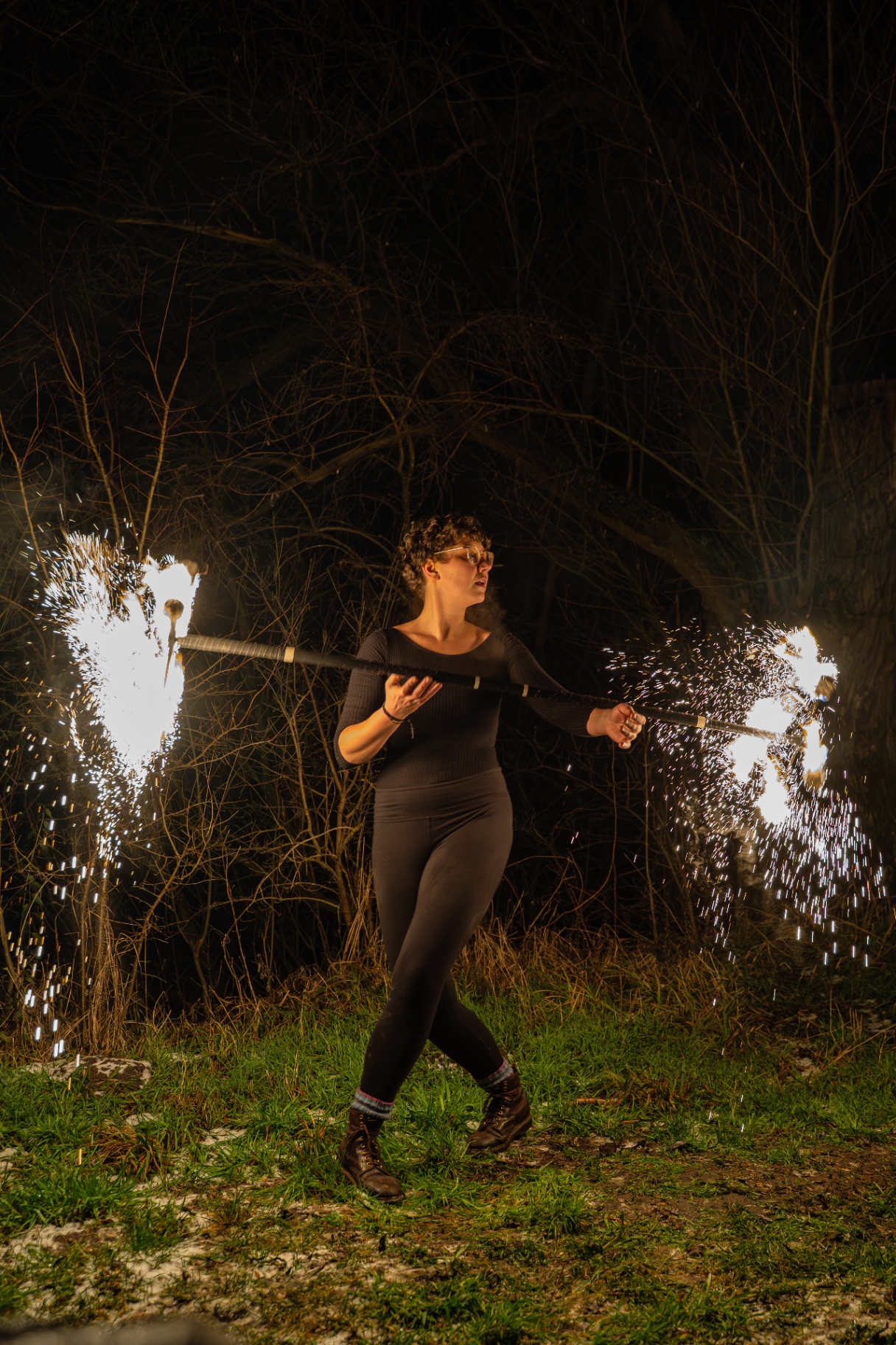 Feuerstab Performance bei Nacht mit Funken