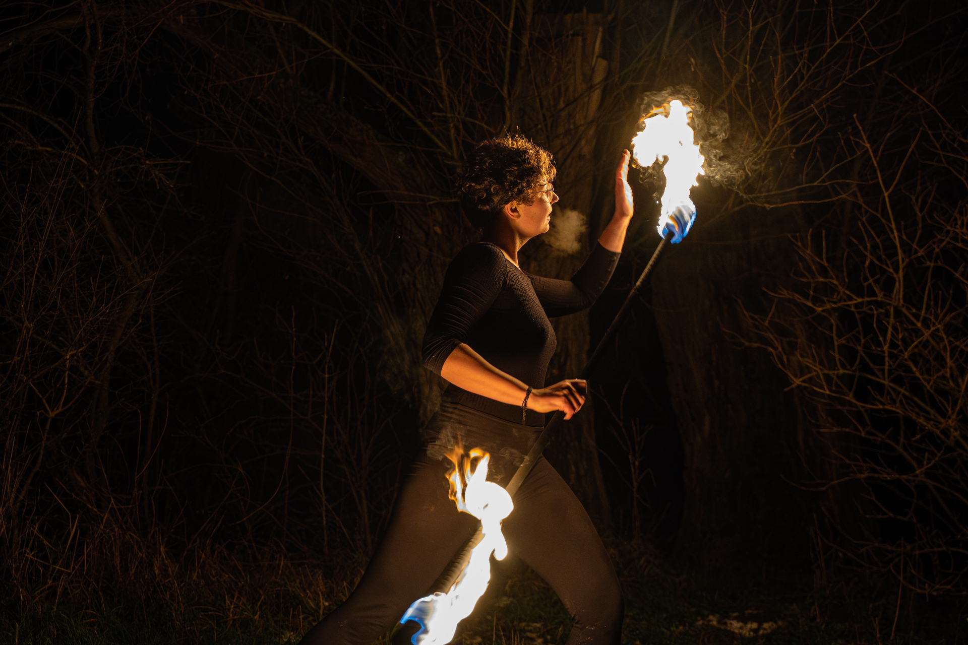 Dramatische Feuershow bei Nacht